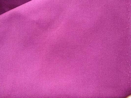 Gewoon geverfd 80% polyester 20% katoen 255-260 gms Twill werkkleding Stof met perzik afwerking
