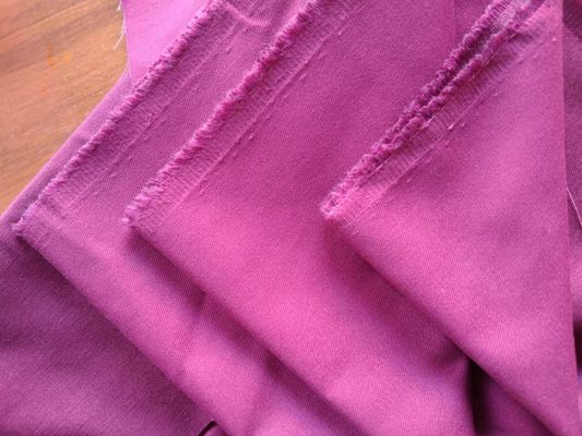 Gewoon geverfd 80% polyester 20% katoen 255-260 gms Twill werkkleding Stof met perzik afwerking
